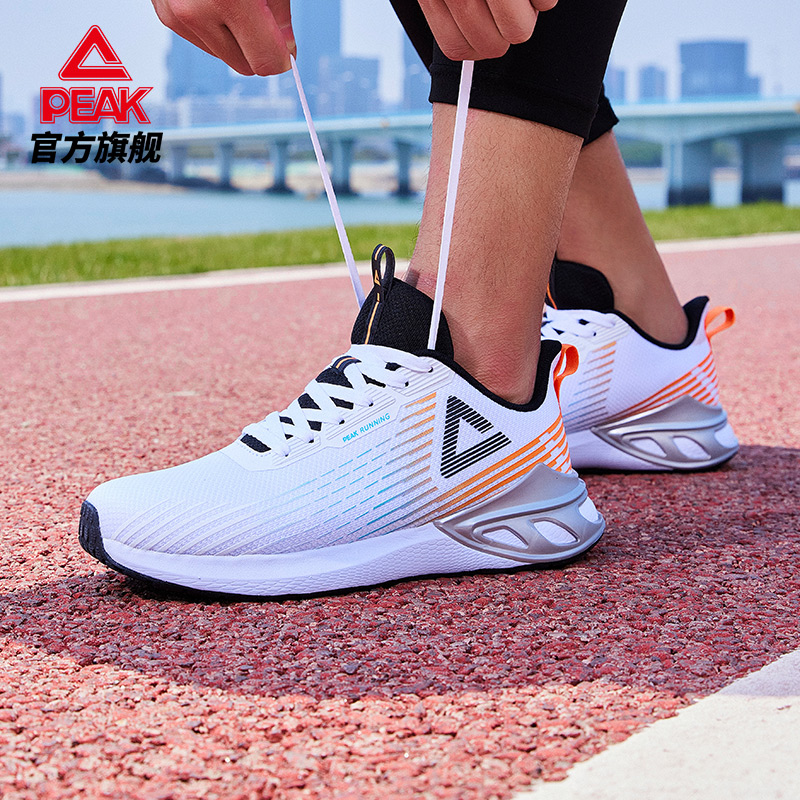  匹克跑步鞋