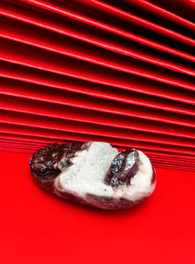 万山朱砂原石黑单晶鸡肖吊坠挂件