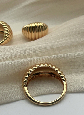 巨好看羊角包戒指 925银轻奢螺纹戒指女金色电镀可刻字定制戒指环