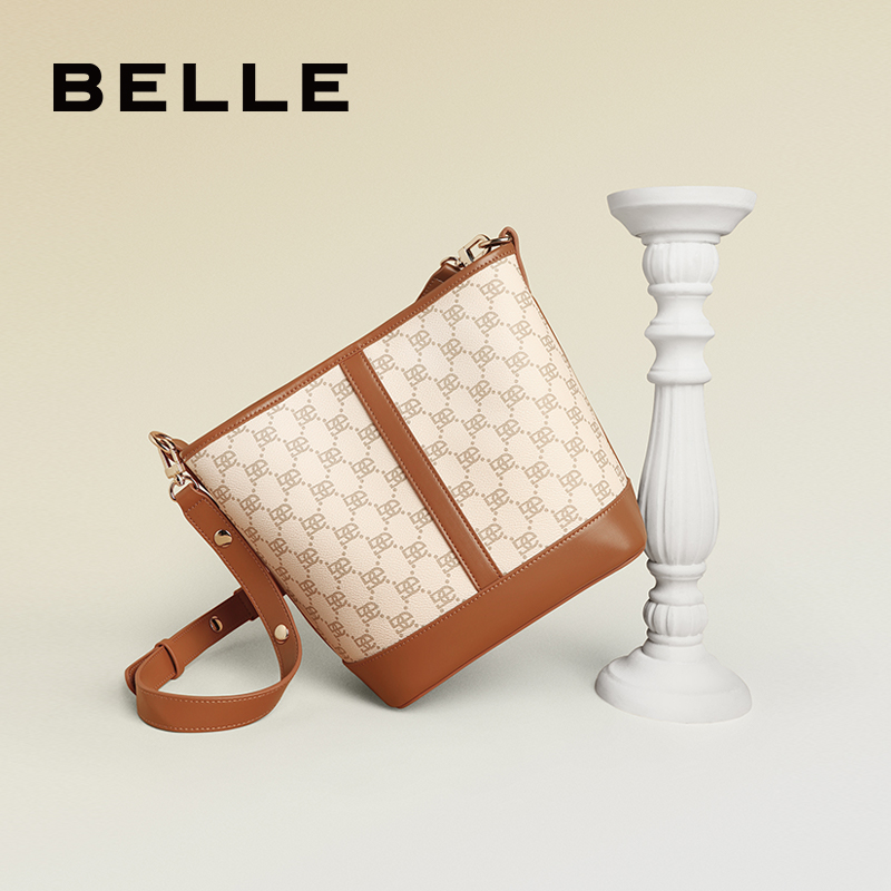 百丽女2023新款斜挎通勤老花水桶包 BELLE百丽箱包女士包袋