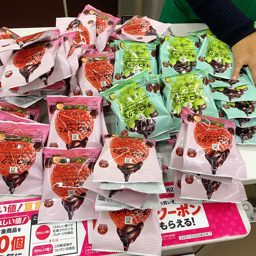 日本进口711便利店葡萄味青提软糖夹心巧克力豆网红零食3袋起包邮 - 图3