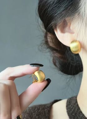 气质银色拉丝弧形耳钉女轻奢