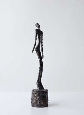 现代抽象铁艺雕塑人物软装饰品展厅样板房直播间柜子装饰陈列艺术