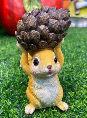 小松鼠举松果装饰摆件可爱动物家居桌面摆设阳台户外园艺造景布置