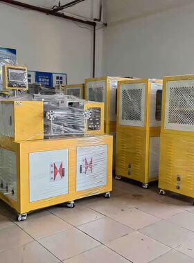 橡胶工厂用来制备塑炼胶、混炼胶开炼机或进行自动补偿炼胶机