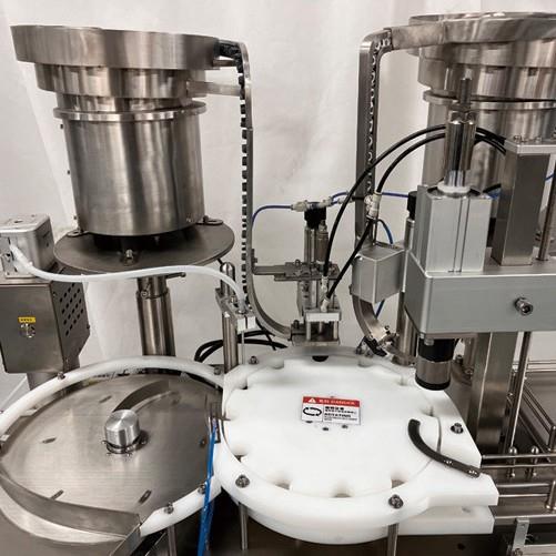 全自动西林瓶药水灌装锁盖机台式口服液灌装上盖打塞扎盖封口机 - 图1