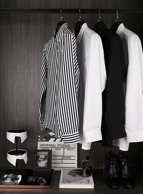 现代简约样板房衣帽房间男士饰品黑白系衣服衬衫装饰搭配展厅软装