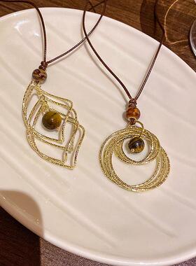 美拉德金色虎眼石吊坠项链女款秋冬复古轻奢高级感长款毛衣链配饰