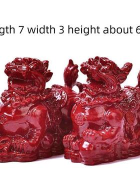 朱砂天然皮秀饰品招财，一对男女客厅家居陈设装修店开业办