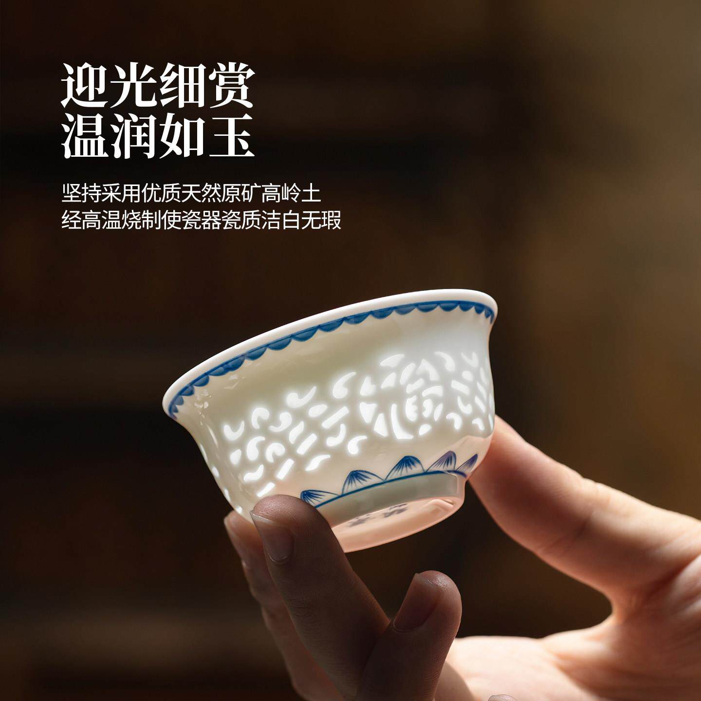 Exquisite porcelain Jingdezhen tea set high-end blue and white exquisite covered bowl blue and white porcelain tea set ceramic gift box for the elders