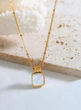 欧美简约时尚清新甜美潮流白海贝黑色亚克力吊坠夹珠钛钢项链