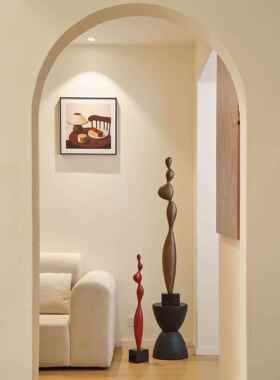 Wabi-Sabi风格的简单雕塑可访问豪华高端客厅入口地板站立高细长