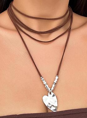 Fashionable necklace girl