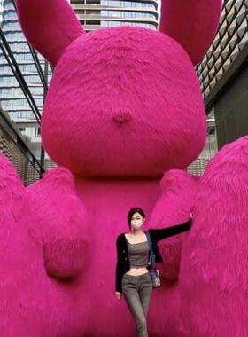 商场网红大型气模粉色长毛绒兔子室外置景户外打卡点拍照道具美陈