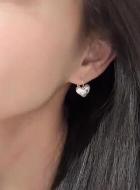 高级简约银色拉丝爱心耳扣女小众感甜酷时尚感耳环女2026新0917d