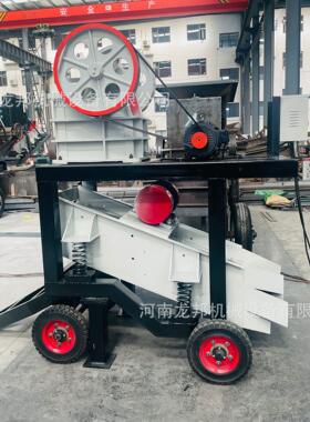 小型移动式颚式破碎机配备筛分系统可生产三种不同尺寸原料