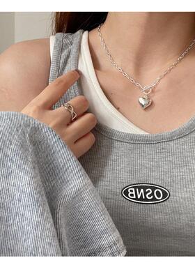 This trendy OT clasp necklace features a retro heart design,