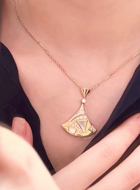 公价66900】99新宝格丽18K玫瑰金珍珠贝母钻石拼接扇子项链350065