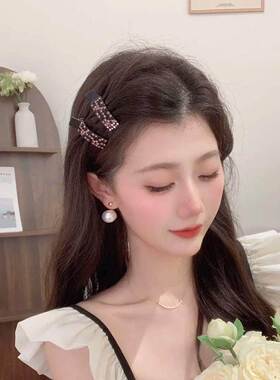 Korean-style colorful rhinestone side clip, exuding a high-e