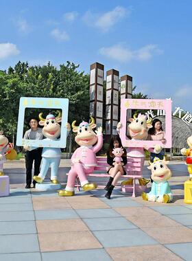 户外卡通牛玻璃纤维雕塑景点商广场人气网红打卡迎宾落地装饰大摆