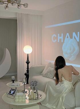 客厅入口电视柜旁的罗马柱式落地式大型装饰品创意艺术覆古高端装