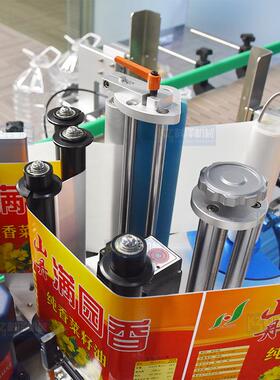 1.8升食用油贴标机橄榄油贴标机2.5升5升10斤塑料食用油桶贴标机