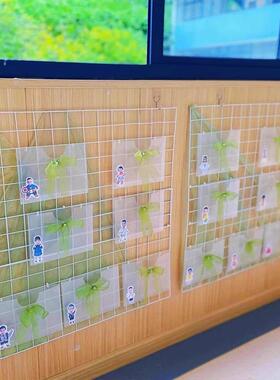 幼儿园阅读区收纳透明袋环创材料倾听墙面展示袋作品收纳布置装饰
