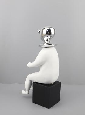 现代简约坐立小丑人物树脂摆件儿童房电视柜客厅玄关酒店家居饰品