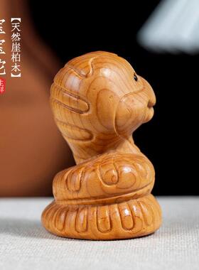 天然崖柏木雕可爱宝宝蛇摆件创意手把件木质文玩工艺礼品摆饰蛇年