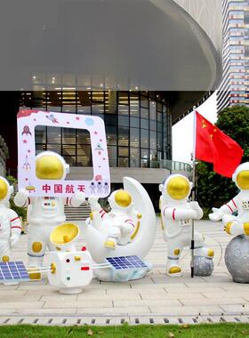 发光宇航员坐凳摆件商场门口科技馆装饰航天火箭户外太空人灯雕塑