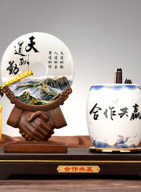 合作共赢送客户办公室桌面创意装饰笔筒握手摆件商务高档礼品文台