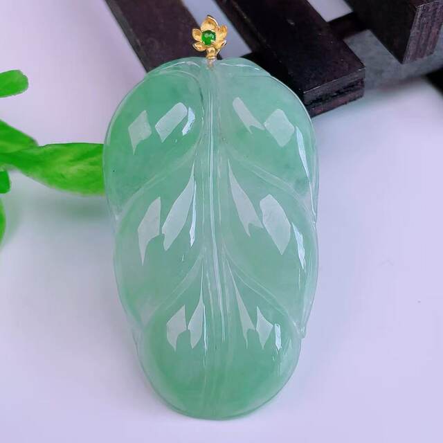 Burmese natural jade genuine 18k gold buckle ice full green full color high-end flash gold branch jade leaf jade pendant