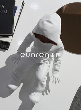 现代轻奢神秘人物抽象男孩摆件样板房售楼部玄关大堂雕塑艺术装饰