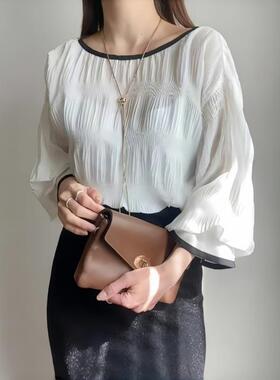 Women's pleated long sleeved round neck pullover