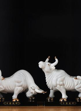 陶瓷牛摆件一对白黄红色瓷器生肖牛气冲天办公室工艺饰品招财镇宅