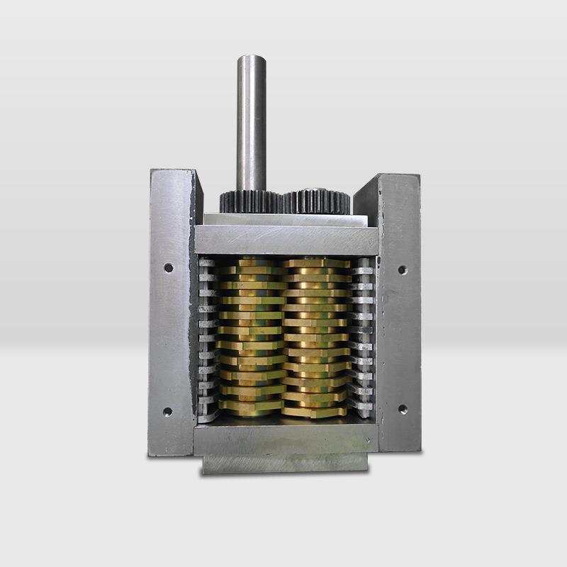 Multifunctional paint bucket crusher scrap metal crusher garbage wood double shaft small shredding chassis manufacturer