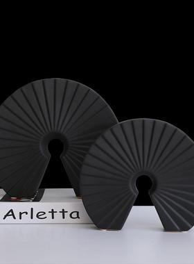 好看的摆件高端大气上档次摆件新中式轻奢古典黑白色扇形陶瓷样板