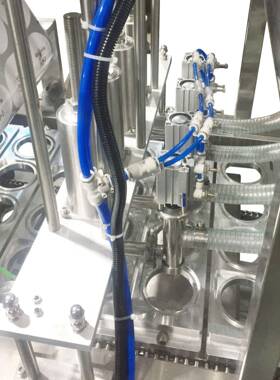 全自动液体灌装封杯机杯装酸奶杨梅汁灌装封口机豆浆果冻包装机