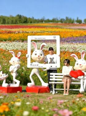 卡通玻璃钢兔子座椅相框动物雕塑网红打卡花海婚礼造景装饰大摆件