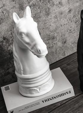 现代简约黑色白色树脂马头书档样板间家居饰品客厅桌面装饰摆件