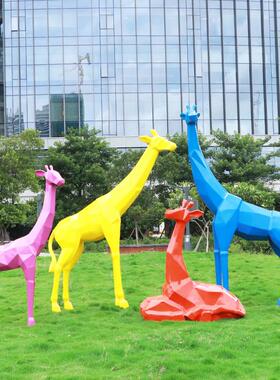 户外大型彷真长颈鹿玻璃纤维雕塑商场装饰抽象几何鹿样品屋展示中