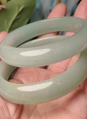 婉约典雅淡绿色东陵玉手镯 浅果绿鸭蛋青色东陵玉手镯批发
