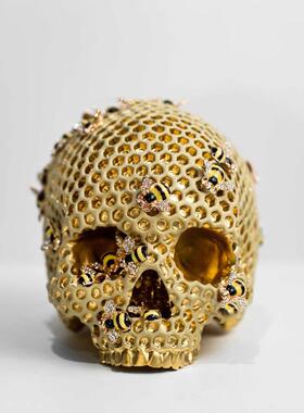 蜜雕蜂骷髅头工雕20221020像树脂树摆件桌面装饰个性创意骷颅头塑