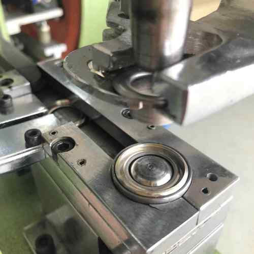 厂家直销全自动鸡眼机五金金属圆形气眼打扣织带服装辅料打扣机 - 图1