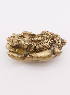 黄铜伸手来财摆件吊貔貅坠招财居家办公桌摆件铜器元宝铜制