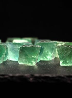 2026水晶碎石原石绿色萤石八面体标本石矿石摆件矿物能量石能量石