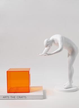 现代简约亚克力橙色囚笼人物雕塑树脂摆件客厅玄关酒店家居装饰品