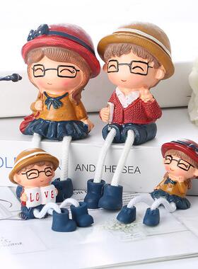 可爱文文一家四口吊脚娃娃树脂工艺摆件电视柜酒柜儿童房装饰品