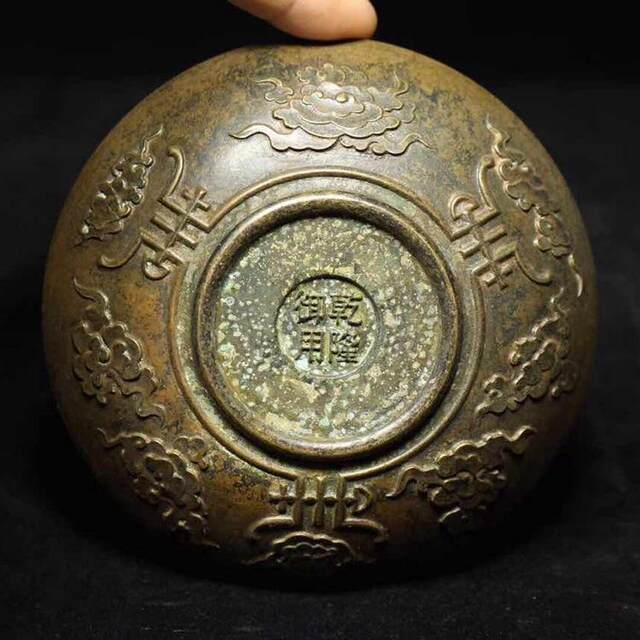 Antiques and antiques, miscellaneous brass reliefs, small plates with auspicious animal pictures used by Emperor Qianlong, decorative ornaments, old copperware collection
