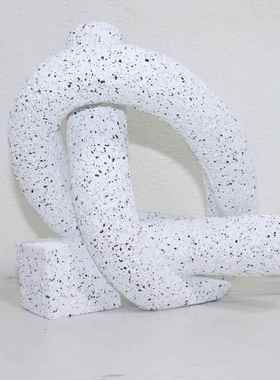 现代简约白色几何树脂抽象绳结摆件样板间售楼处书房客厅软装饰品